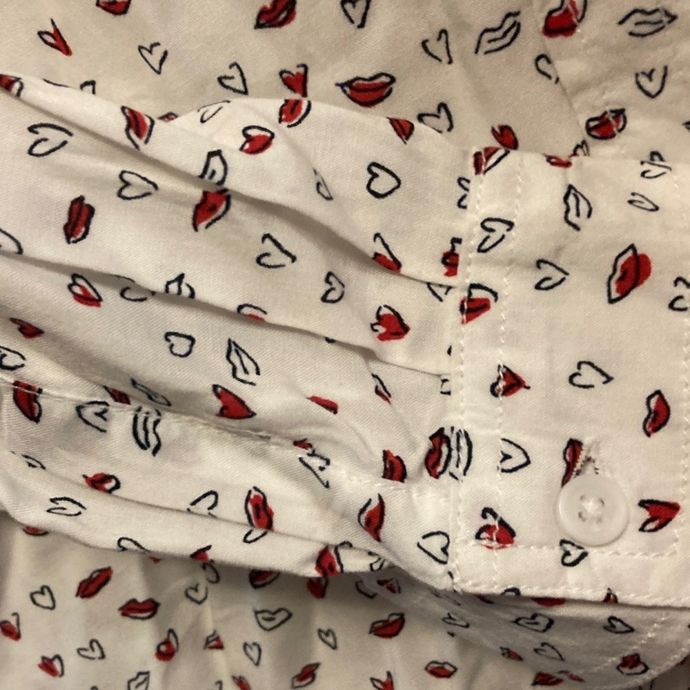 Beachlunchlounge White Top with Red and Black Heart and Lip Design - Picture 6 of 8